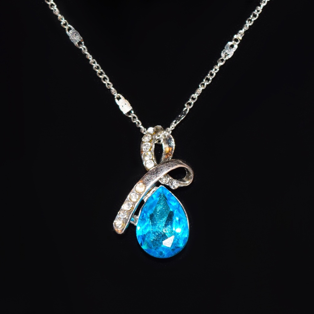 ☆CLEAR OUT☆ Platinum Plated Crystal Necklace - Picture 2 of 2